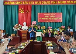 Cô giáo Kỳ Sơn nhận bằng khen của Bộ