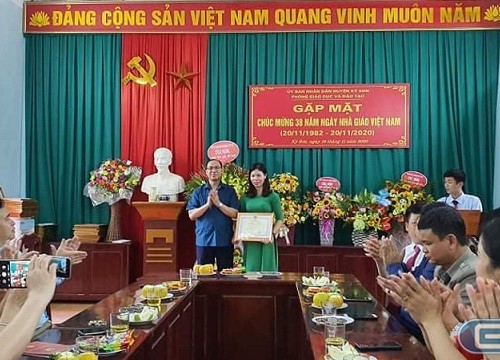 Cô giáo Kỳ Sơn nhận bằng khen của Bộ