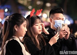 Giới trẻ Hà Nội đổ lên phố Hàng Mã đi chơi Noel sớm