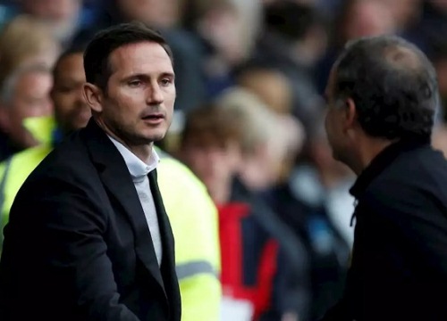 HLV Chelsea phản ứng bất ngờ khi cầu thủ Leeds hát 'đừng khóc nữa Lampard'