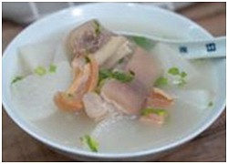 Học làm canh chân giò với mực khô và củ cải