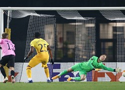 Joe Hart làm nền cho cú sút xa ở cự ly hơn 30 m