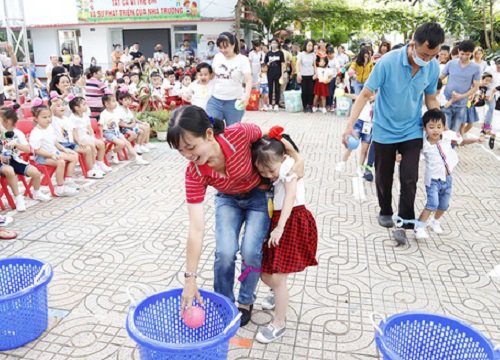 Khổ với phụ huynh 'trực thăng'