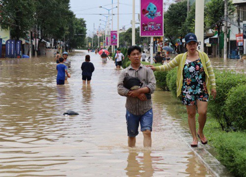 Ngập lụt bao vây thành phố du lịch biển