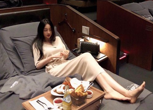 Ngồi trên xuồng tạo dáng, hot girl khiến dân mạng hoài nghi 'không biết làm nghề gì?'