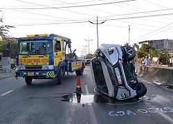 Ô tô lao vào dải phân cách lật ngang trên đường, 2 người thoát chết