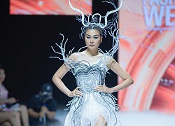 Siêu mẫu Thanh Hằng thần thái uy nghiêm như nữ hoàng, thả dáng siêu nuột trên sàn runway