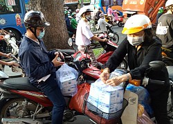 TP Hồ Chí Minh: Người dân đổ đi mua khẩu trang, giá ổn định vì nguồn cung dồi dào