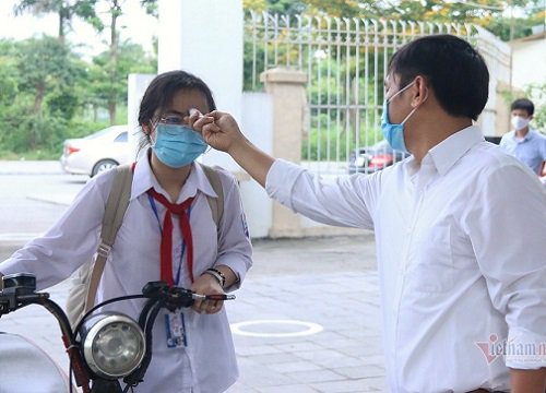 Học sinh Hà Nội phải đeo khẩu trang từ nhà đến trường