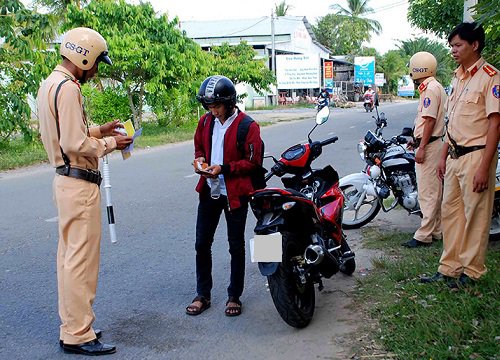 Vừa vào cua, thanh niên phanh gấp rồi quay đầu "cực gắt" khi thấy CSGT