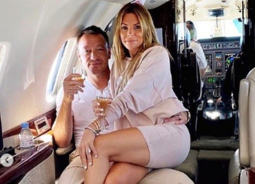 Bà xã khoe ảnh nóng bỏng mừng sinh nhật John Terry