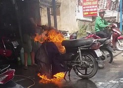 Bình thản dùng nước chữa cháy, CĐM gọi tên thợ xe của năm: 'Người truyền lửa là đây chứ đâu'