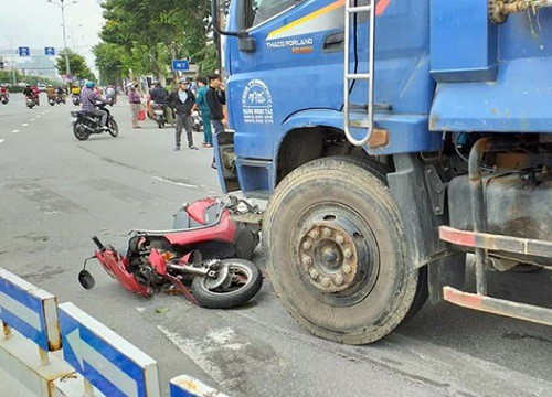 CLIP: Xe ben lao vào cô gái đi xe máy, gây tai nạn kinh hoàng ngay sau đó