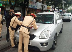 CSGT Hà Nội dán niêm phong và phạt "nguội" ô tô đỗ dừng sai quy định