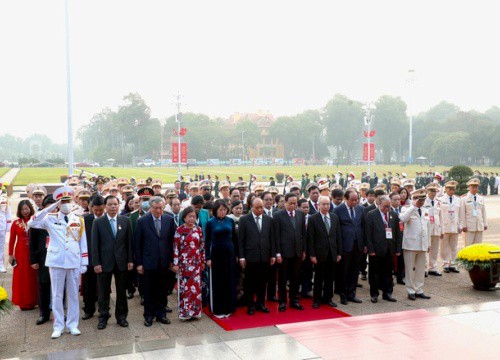 Đại biểu Đại hội Thi đua yêu nước vào Lăng viếng Chủ tịch Hồ Chí Minh