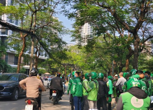 Hàng trăm tài xế "vây" trụ sở Grab ở Hà Nội