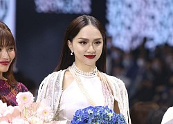 HOT: Hương Giang tái xuất sau scandal bằng màn catwalk thần thái, cùng Tiểu Vy làm vedette cho NTK Adrian Anh Tuấn tại AVIFW 2020