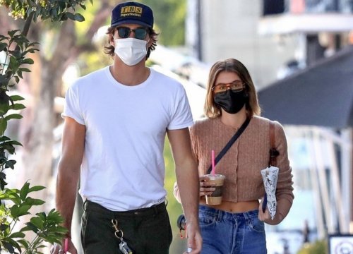 Kaia Gerber diện croptop khoe eo thon đi dạo cùng bạn trai mới