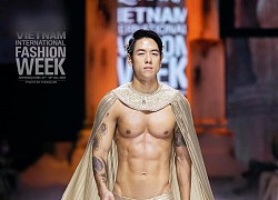 Mẫu nam khoe thân hình 6 múi lấn át vedette trong show Đỗ Long