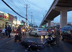 Ô tô đâm nát nhiều xe máy giữa ngã tư Sài Gòn, ba người bị thương