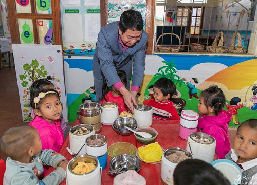 Phụ huynh, giáo viên rẻo cao Nghệ An 'góp cơm' để tổ chức bán trú cho học trò điểm trường lẻ