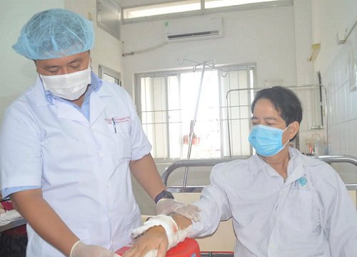 Tai nạn kinh hoàng: Dùng cưa máy tỉa cây, người đàn ông bị "cắt" gần đứt lìa tay chân