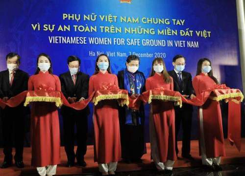 Triển lãm 'Phụ nữ Việt Nam chung tay vì sự an toàn trên những miền đất Việt'