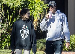 Kaia Gerber và bạn trai vui vẻ dắt thú cưng đi dạo