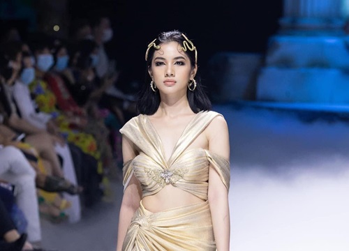 Lần đầu tiên trình diễn catwalk, Cẩm Đan lấn át cả dàn chân dài với thần thái kiêu sa sắc lạnh: Hóa ra người mở màn show NTK Đỗ Long chính là cô