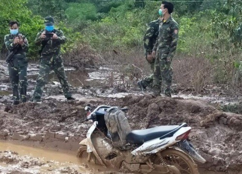 Bị bao vây, 1 người Lào trốn truy nã bỏ cả xe và ba lô 8kg ma túy tháo chạy