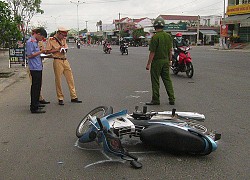 CLIP: Ôm cua tốc độ "bàn thờ", người đàn ông ngã chúc đầu xuống đất sau cú đâm bất ngờ