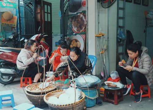 Độc nhất Hà Thành: "Bún ốc nguội vừa ăn vừa khóc", 30 năm chỉ bán vỉa hè