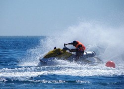 Dùng mô tô vượt biển thăm bạn gái, thanh niên bị phạt tù vì phạm luật COVID-19