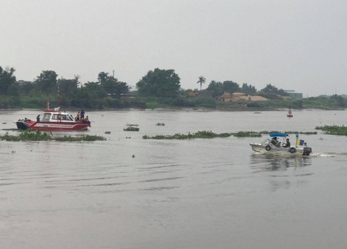 Ghe chở đất va chạm với sà lan, 1 phụ nữ mất tích