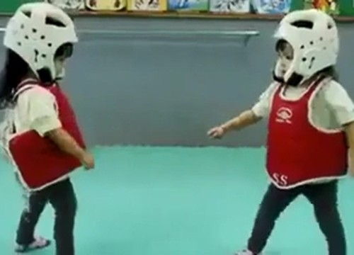 Hai cô bé Hàn Quốc nhún nhảy khi đấu Taekwondo