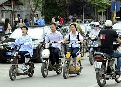 Học sinh đi xe đạp điện bị xử phạt khi không đội mũ bảo hiểm