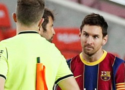 Messi nổi nóng vì bị trọng tài cản đà di chuyển