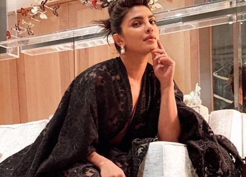 Priyanka Chopra đi giày Crocs đính đá lạ mắt