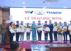 Trao học bổng cho học sinh có hoàn cảnh khó khăn