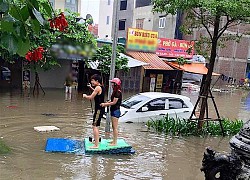 Cặp đôi quấn chăn ra ngoài đường nô đùa với nhau giữa trời đêm lạnh