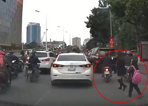 Clip: Chỉ là đi đón con thôi, bà mẹ trẻ này cũng khiến cả phố phải "ngả nón bái phục"...