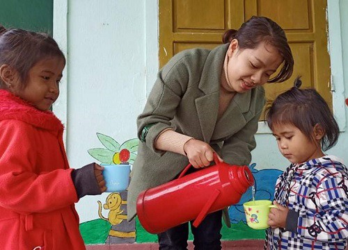 Sau bão lũ, giáo viên Quảng Bình lại lo chống rét cho trò