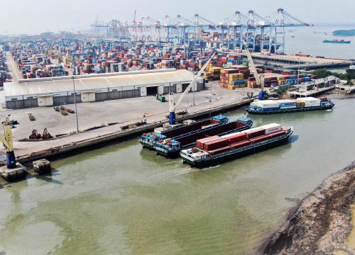 Hàng container thông qua cảng tăng 174%