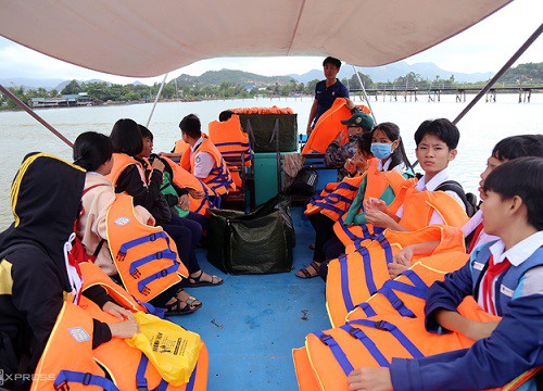 Học sinh ở Nha Trang đến trường bằng xuồng