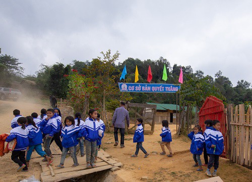 Học sinh vùng cao Nghệ An ấm áp trong giá rét, sương mù