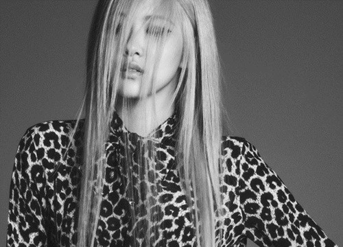 Hyo Min mặc đồ Saint Laurent quá đẹp khiến fan tranh cãi về khí chất của Rosé