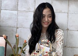 Jisoo (BLACKPINK) lại "chiêu đãi" fan bằng loạt hình ảnh không thể ngọt ngào hơn trong những thiết kế mới nhất của Dior