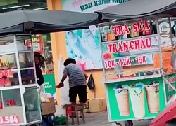 Bán dưa ế quá không biết làm gì, nam thanh niên rảnh rỗi phát loa trêu "bà hàng xóm" đòi... mua bánh tiêu và trà sữa 10k?