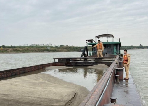 Bắt quả tang tàu hàng trăm tấn hút cát trái phép giữa sông Hồng