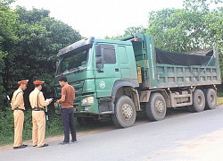 CLIP: CSGT và gần 10 người đàn ông còng lưng cứu xe tải quá khổ